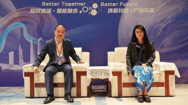 图为行业资深专家、中山大学教授陈翔（左）与迪恩通信CEO冯晨远接受C114采访