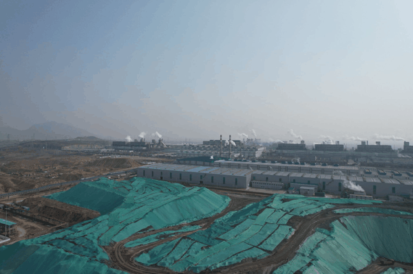 鑫海科技镍渣堆场。记者　李志浩　摄