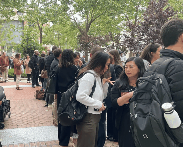 开庭前法院外群众（图源：The Verge）