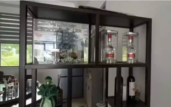 ▲江苏沭阳一社区慰问对象家中摆着的酒水。图/逐浪新闻