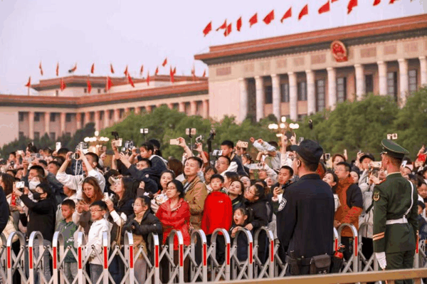 5月1日5时15分，升国旗仪式正式开始。北京警方供图