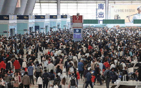 北京南站候车大厅，旅客排队等待检票。新京报记者 王贵彬 摄