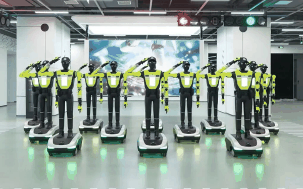 ▲这支名为“杭警智行”的机器人交警队伍，“五一”上岗。图/澎湃新闻