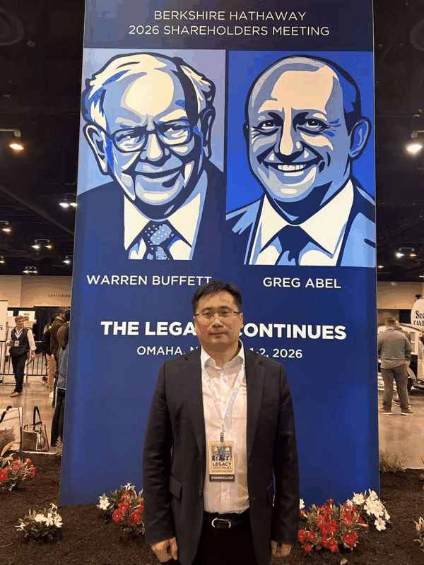 杨德龙在伯克希尔股东大会现场。杨德龙供图
