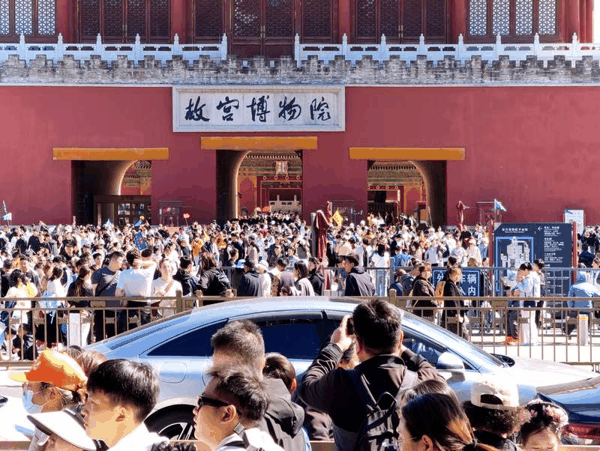 故宫神武门，游客秩序井然。