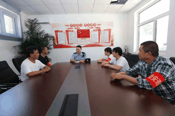 在乔石的牵动下，社区群防群治力量积极参与治安防范，协助摸排隐患线索、打击违法犯罪。北京警方供图
