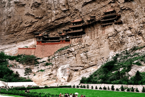 ▲资料图：位于恒山的悬空寺始建于北魏后期，距今已有1500多年历史。图/恒山风景名胜区管理中学官网