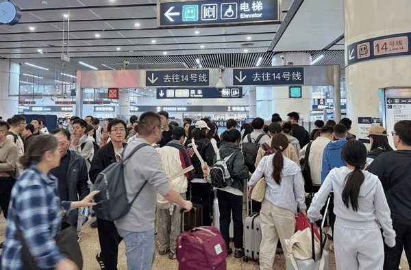 北京南站，大多数旅客选择乘坐北京地铁4号线、14号线出行。新京报记者 王贵彬 摄