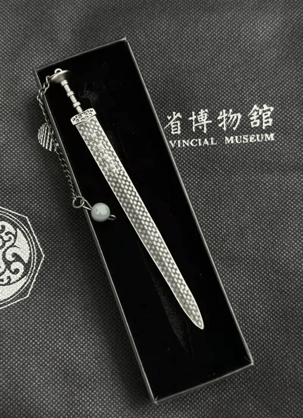 网友晒出的越王勾践剑相关文创产品。