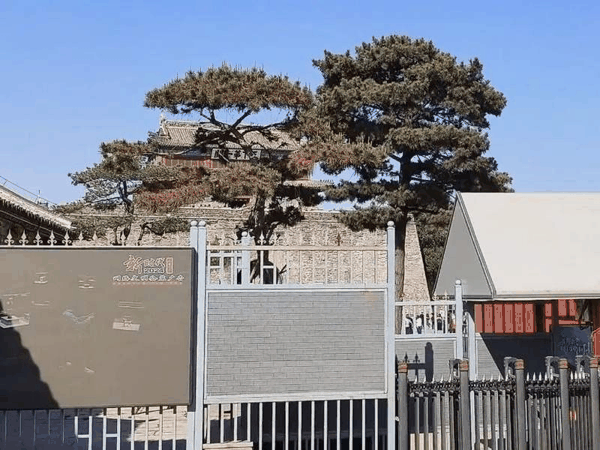 ▲网友吐槽景区疑似故意遮挡。图/极目新闻