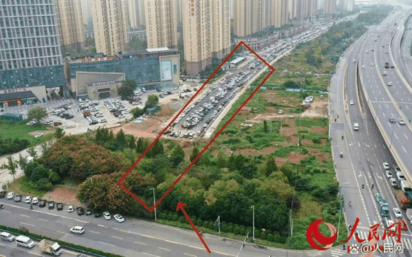 ▲2025年10月15日，百荣路东段断头，仅剩不到100米就可以与主路连通，路面成了大型停车场。图/人民网