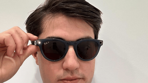 Ray-Ban Meta 眼镜的 LED 指示灯，图源：CNBC