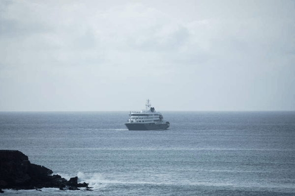 这是5月5日拍摄的停泊在佛得角首都普拉亚港外海域的涉汉坦病毒疫情邮轮“洪迪厄斯”号。新华社/法新