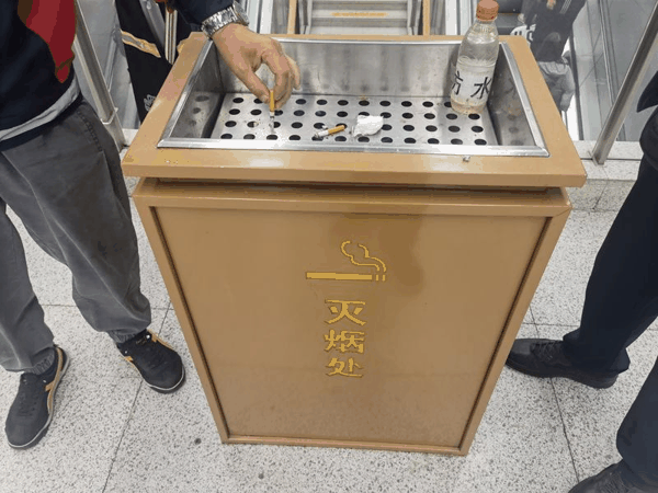 站台上的灭烟处，上面放着“消防水”。新京报记者 周怀宗 摄