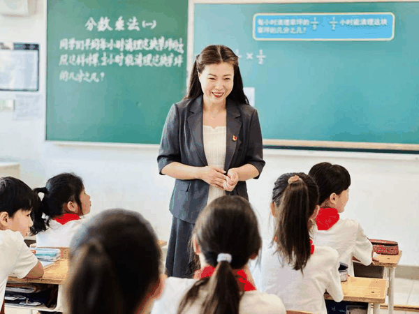 王彦伟给学生们上课。受访者供图