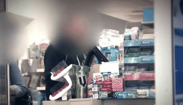 在便利店买电子烟的未成年人。（视频截图）