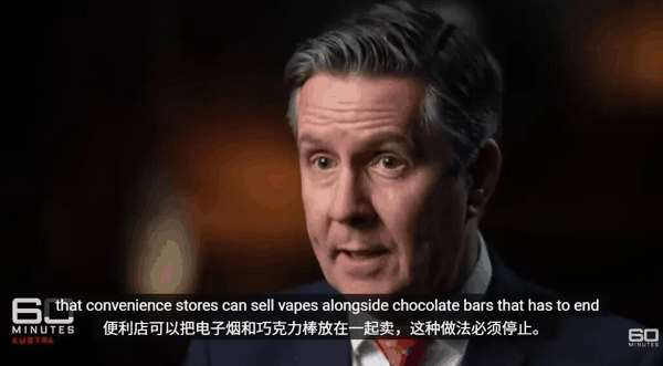 在澳大利亚的便利店，这两个东西也经常被放在一起卖。（视频截图）