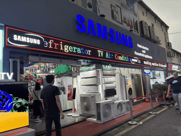 在三星的经销商门店内，已同步经营国产品牌电器。拍摄/第一财经记者王珍