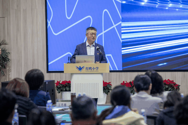 二十中教育集团校长董红军在会上发言。受访者供图