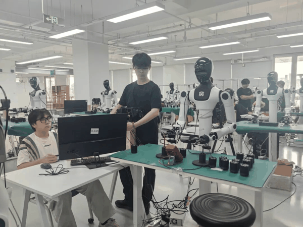 在北京人形机器人创新中心数据基地，采集员通过真机遥操作方式进行数据采集。科技日报记者 管晶晶 摄