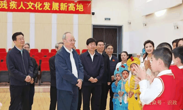 看望市残联小苔花艺术团师生代表