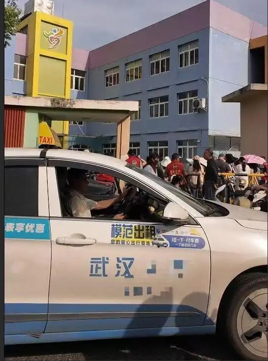 ▲出租车师傅在校门口接送学生。图/九派新闻