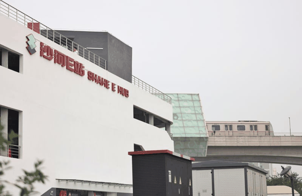 地铁沙河站东侧建成了全国首个大型复合非机动车立体停车楼——沙河E站。新京报记者 王贵彬 摄