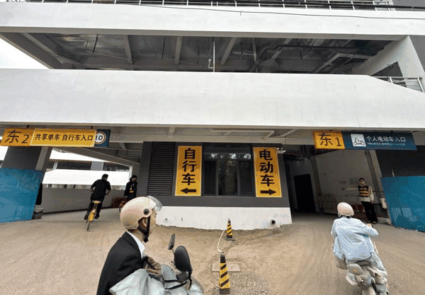沙河地铁站非机动车停车楼——沙河E站实行分层分类管理，停车楼日均停放非机动车约4200辆。新京报记者 王贵彬 摄