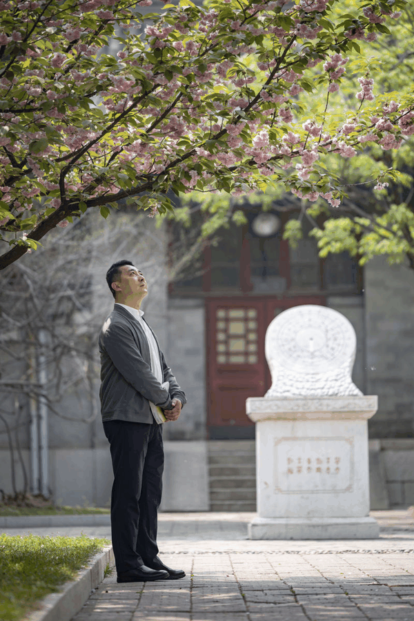 孔新峰在中央民族大学校园。新京报记者 王远征 摄