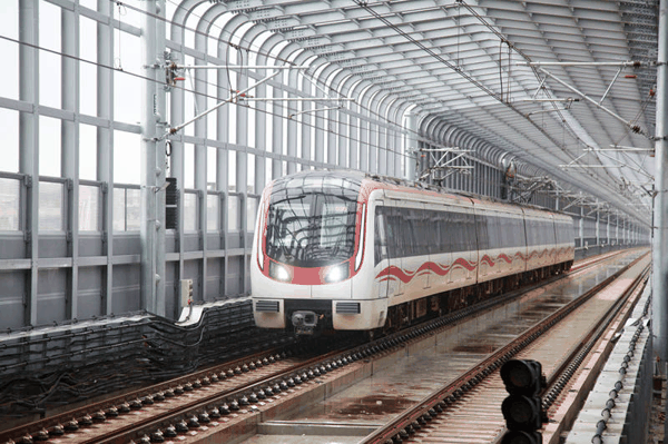 2026年4月，宁马线，一列地铁列车驶入湖北路·二中站。图/IC photo