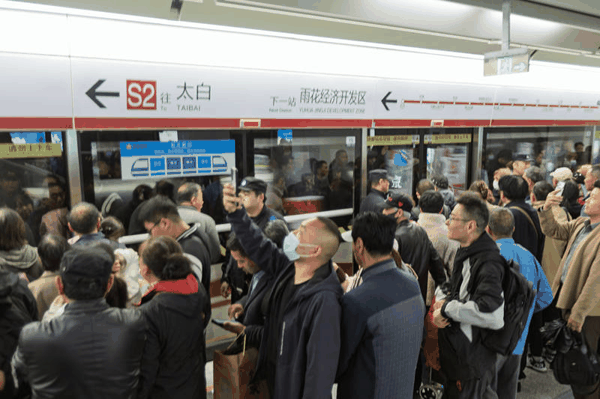2026年4月，人们在江苏南京乘坐宁马线出行。图/IC photo
