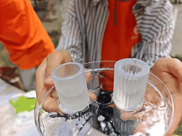 托盘右侧不怕水洒的“仿生杯”内壁设计了齿轮结构。新京报记者 张璐 摄