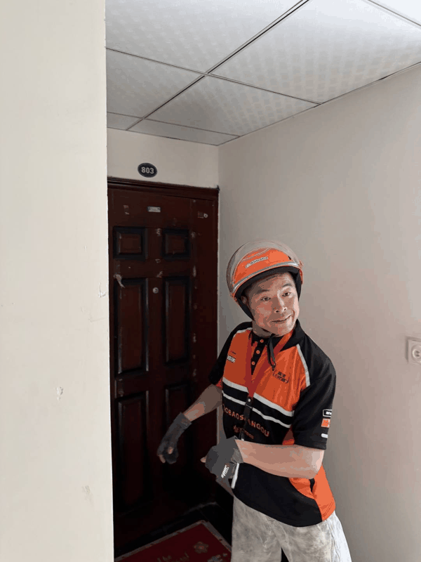 图：送餐上楼的熊天宇