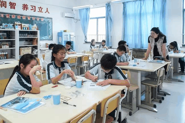 胜坨镇实验小学零碳科普课：学生开展二氧化碳生成实验