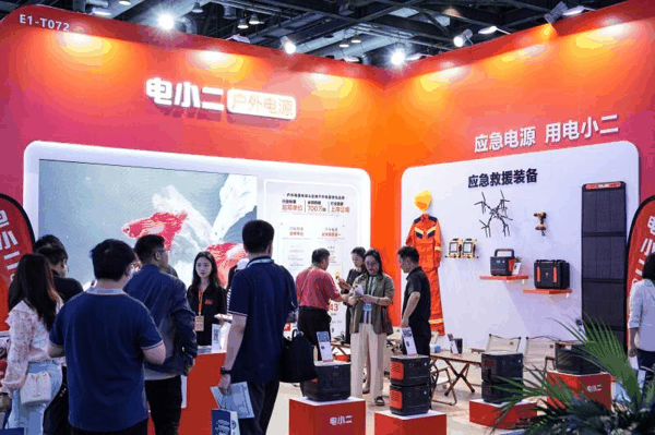 图：北京军博会现场电小二户外电源展台