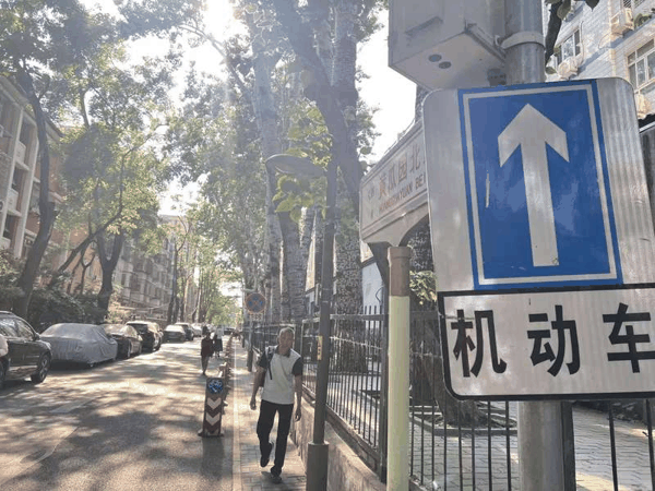 人行道上有多个交通标志杆。新京报记者 陈璐 摄