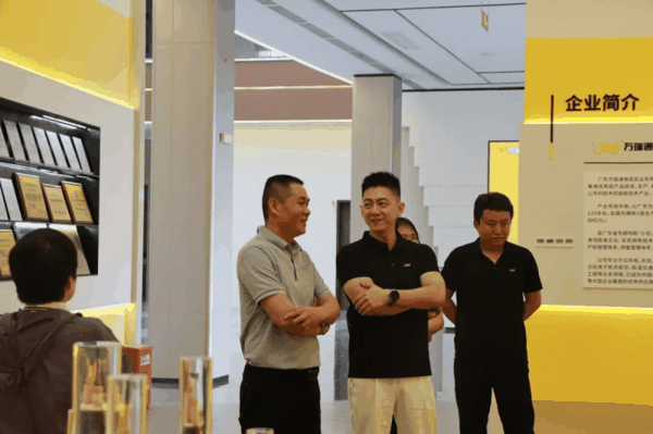 杨总陪同广东线缆协会覃事平秘书长一行参观展厅
