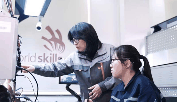 北京电子信息技师学院教师李丽在指导学生实训。受访者供图