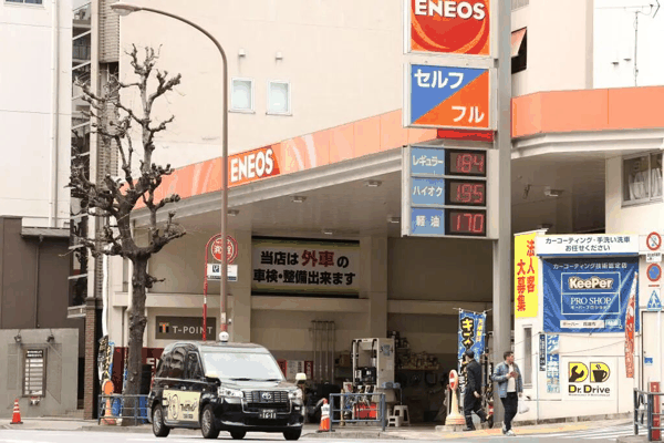 2026年3月19日在日本东京拍摄的一处加油站/新华社记者 岳晨星 摄