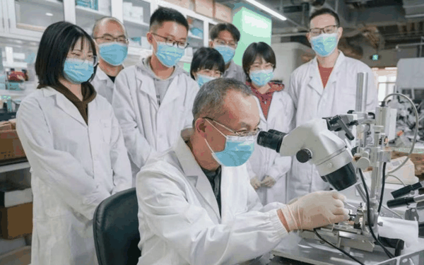 ▲北京脑科学与类脑研究所所长罗敏敏带领青年科研人员进行攻关。图/北京脑科学与类脑研究所