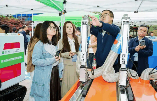 江苏大学农业机器人装备展上，猕猴桃采摘机器人引发关注。​