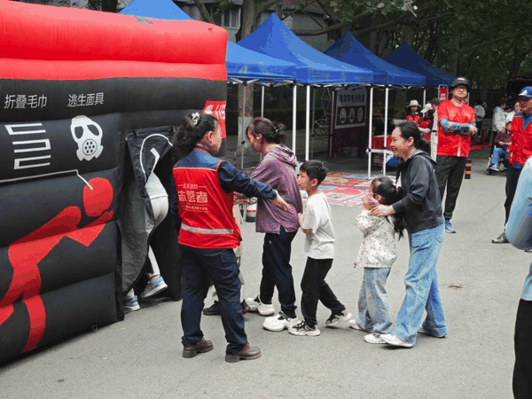 烟热环境模拟体验区内，安全可控的模拟帐篷逼真还原了火场浓烟弥漫的场景。朝阳消防供图