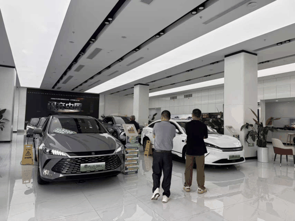 （“五一”期间，一位广汽本田车主在王朝网门店选购新车）