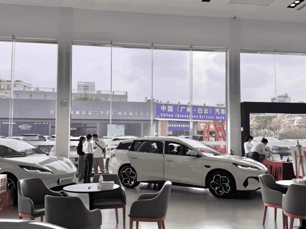 （消费者在海洋网门店选购新车）