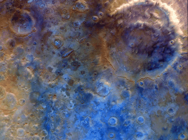 NASA探测器近距离飞越火星 拍到独特图片