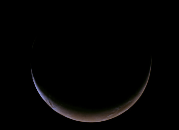 美国NASA的灵神星号探测器拍到呈现新月形的火星。(NASA/JPL-Caltech/ASU)