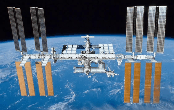 国际空间站在太空中的整体外观，图源：美国宇航局