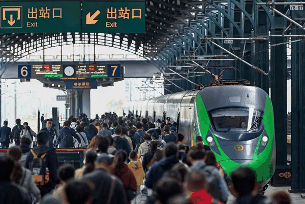▲资料图：大量旅客从哈尔滨火车站乘车出行。图/新华社
