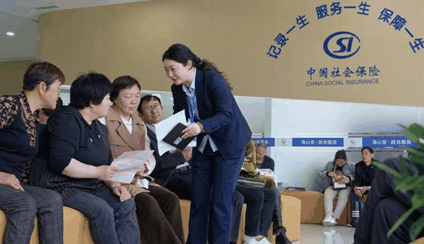 ▲资料图：工作人员在江苏省海安市政务服务中心靠前指导办事群众。图/新华社