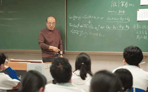 北京景山学校远洋分校教师刘永江在上数学课。受访者供图